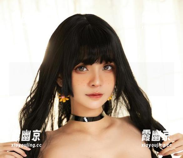 玉藻前在Azami的写真里，好像在说：“我这一切别小看，接招吧！”
