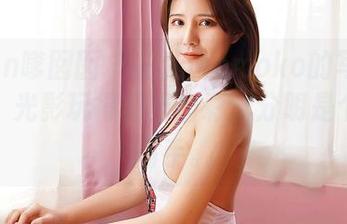 Feilin嗲囡囡 – 芷儿Momoko的写真在海边，光影玩得相当出彩，分明是个摆拍高手。
