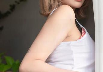 在Hyoyeon(김효연)的高清办公室里，秘书的职责是……忙着摆Pose！