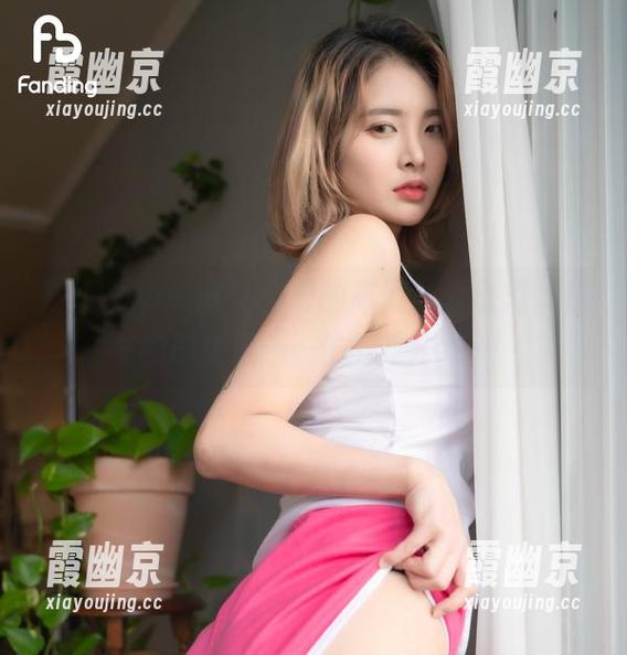在Hyoyeon(김효연)的高清办公室里，秘书的职责是……忙着摆Pose！