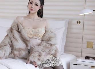 Xiuren秀人网 – 铺开壁纸，找准角度，Emily尹菲的眼镜让整体看起来有点小气质。