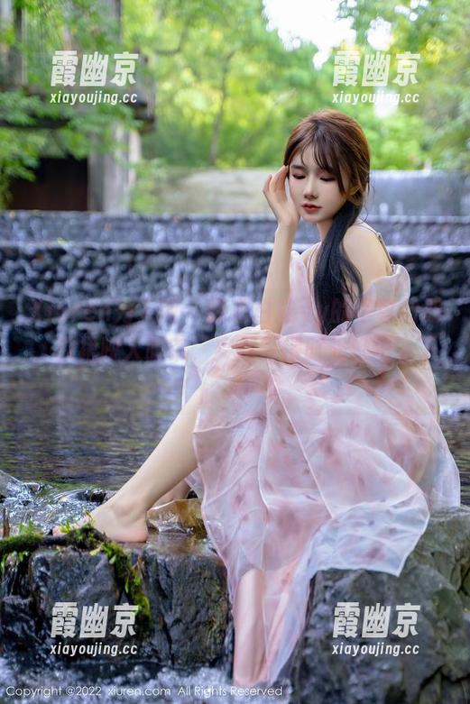 Xiuren秀人网 - 捧着白芷yy的写真图册，白裙映入眼帘，突然觉得时光都慢了下来