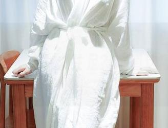 Xiuren秀人网 – 糯美子，轻薄白色服饰，怎能让人不为之驻足？难道这照片是相机和光线的魔法？精选图片！