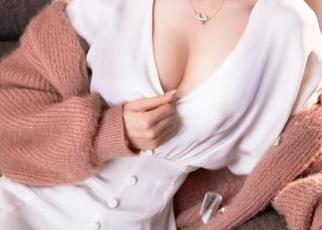 在aqua水淼的职业装世界里，领带和咖啡搭配挺棒！