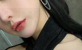 微密圈 – 私房图包里有不爱笑的赛琳的蓝色连体比基尼，海滩上都得为她买单，可真值！你说是吧？