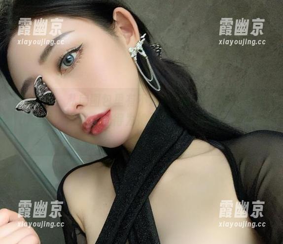 微密圈 - 私房图包里有不爱笑的赛琳的蓝色连体比基尼，海滩上都得为她买单，可真值！你说是吧？