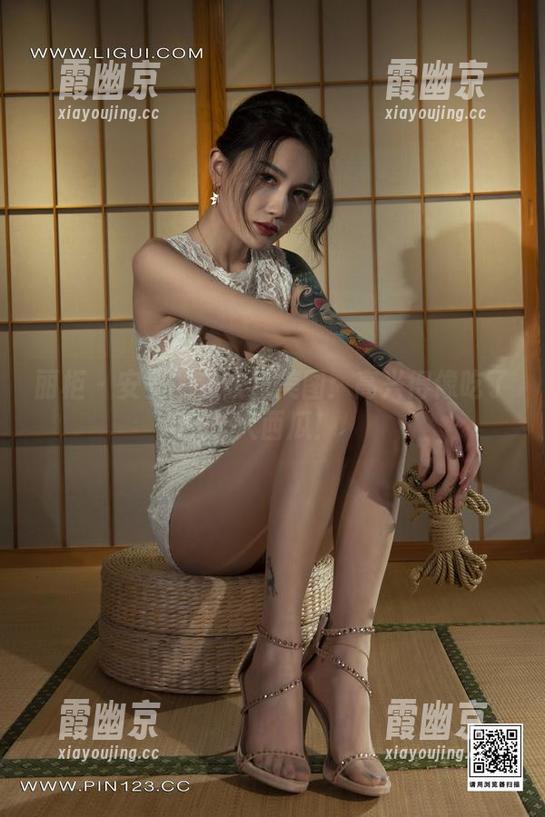 丽柜 - 安安的连衣裙美图：高兴得像吃了个大西瓜！