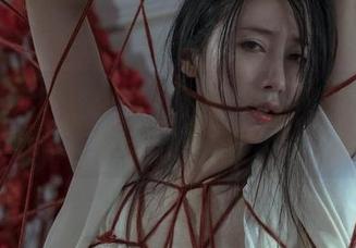 看点：云溪溪奶桃的私拍图集，油亮得好像给了每个角度都加了光！