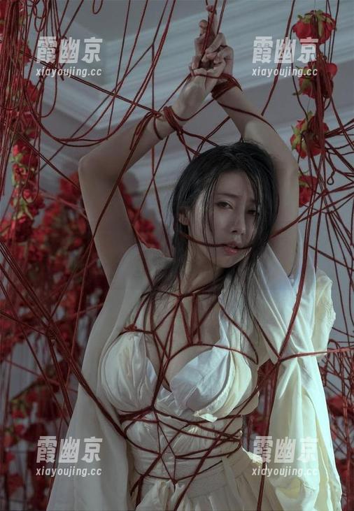 看点：云溪溪奶桃的私拍图集，油亮得好像给了每个角度都加了光！