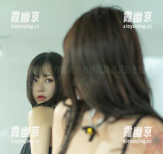 今汐的红衣，作品集中有种既熟悉又陌生的浪漫感。