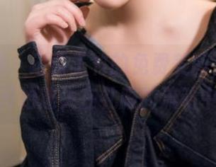 头条女神 – 边看王竹的免费美图，身体已经开始迷失在礼服的流动中。