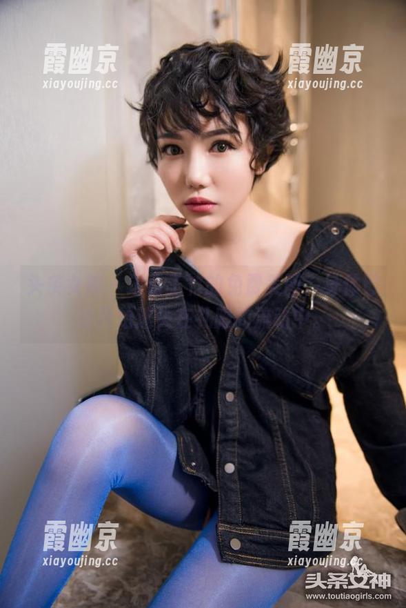 头条女神 - 边看王竹的免费美图，身体已经开始迷失在礼服的流动中。