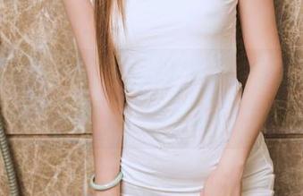 头条女神 – 与众不同的筱溪牛仔裤在线，那个侧身的角度，我的天，难以抗拒啊。