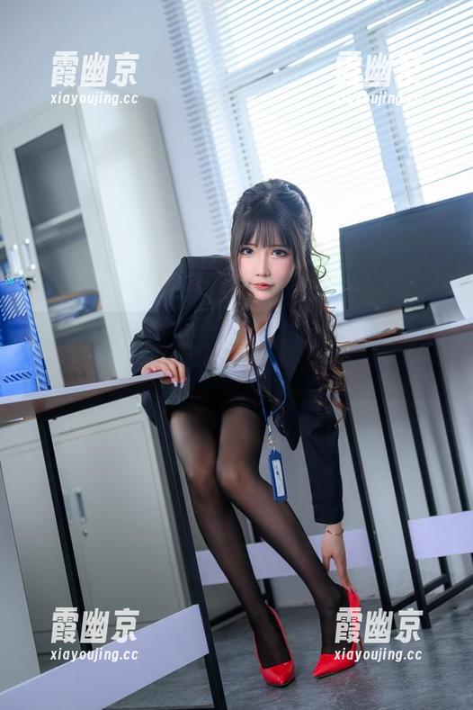 谁能真正抱走莫子？水晶荡漾的作品抢眼又迷离。