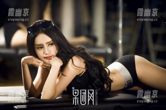 果团网 - 看！王婉悠的比基尼意外把图库资源踢进了海边派对，乐趣无穷啊！