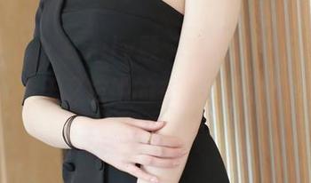 模范学院 – Emily顾奈奈酱最新“吊带”作品，今天又被她的衣服拖去疯狂吃冰淇淋了！