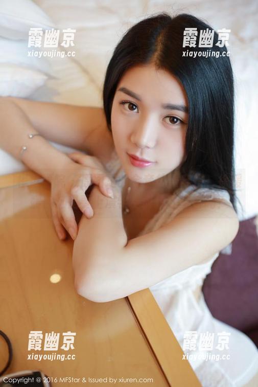 模范学院 - 原图里的全套校服穿搭，徐媛媛你这是要上演学生时代的复古吗？