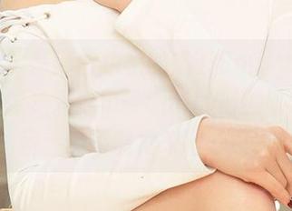 爱尤物 – 高清图包里的奶茶Emily美腿，腿细的像我爱喝奶茶Emily时的吸管，想问：能不能借来喝一口？