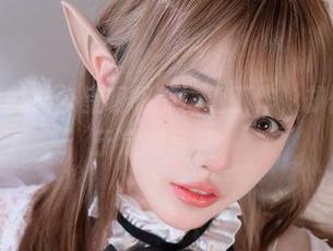 狐洛洛子的办公室明明都忙着工作，却偏偏沉溺于定制写真。