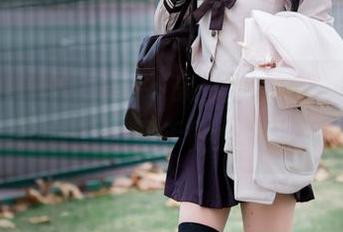 宁静中的神楽坂真冬战斗修女图包，谁能想象她的双手能做多少事