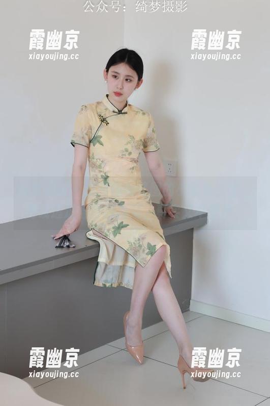 绮梦摄影 - 没有任何修图的小艺办公室，光线透过窗帘的角落，真实又不做作。