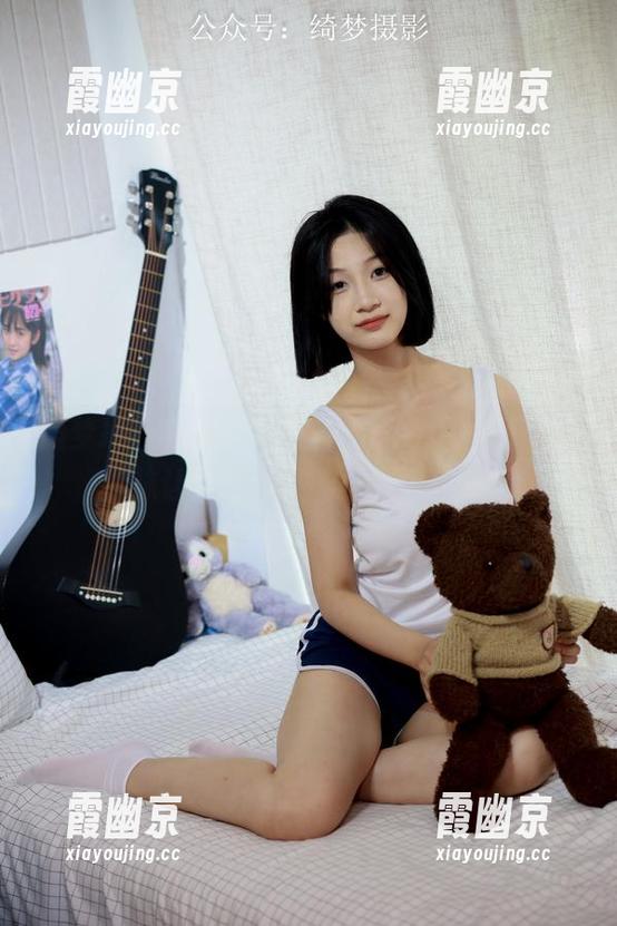 绮梦摄影 - 原图在左，套图在右，蔡蔡的丝袜让人忍不住瞄一眼再一眼！