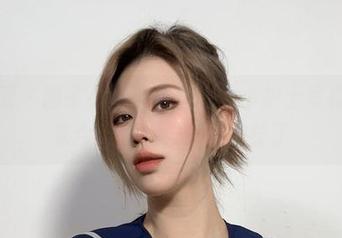 微密圈 – 醇子小姨带着管家的小护士写真，看来今天白头发又要增长了