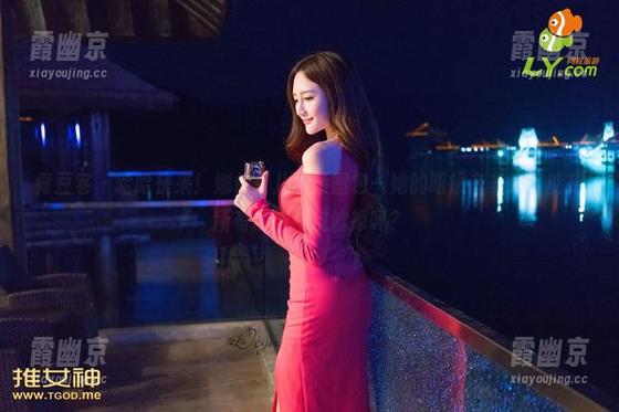 青豆客 - 哈哈快来！娜依灵儿最新图包—她的眼镜有多好，能把所有烦恼都过滤掉吗？