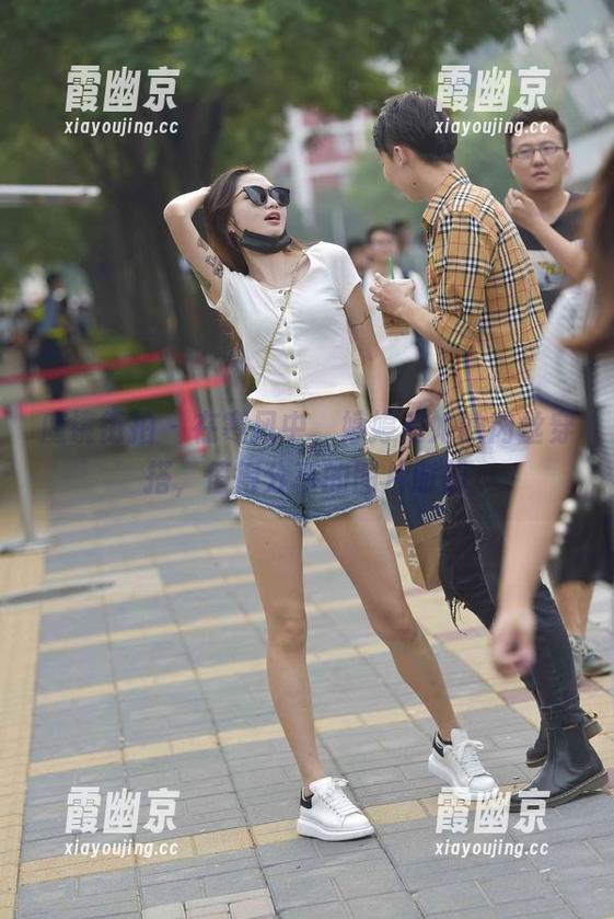 魔镜街拍 - 在寒风中，婷婷和她的肉丝穿搭，值得分享的图片时刻